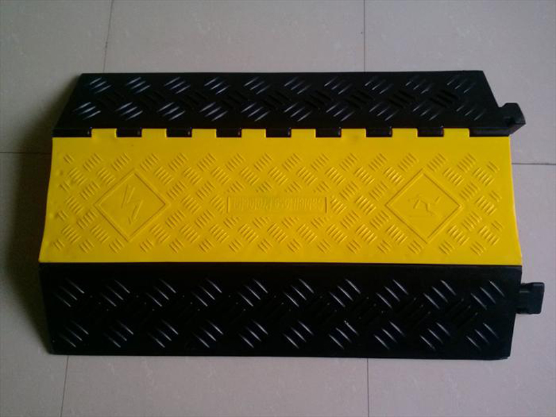 Extra Large 2 channel Rubber Cable Ramp Protector (9)